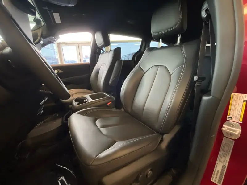 2026 Chrysler Pacifica Select, červená, 101 km, dovoz Kanada — foto 8 z 12