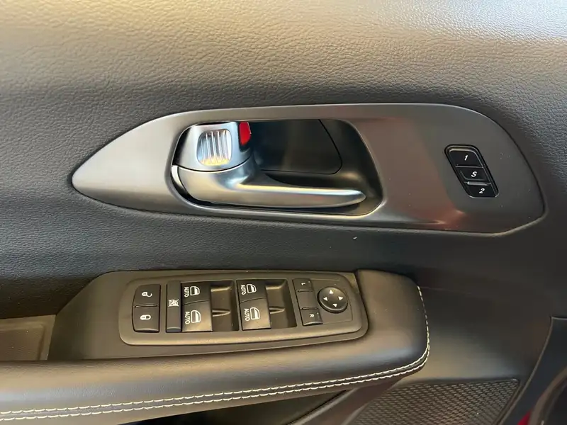 2026 Chrysler Pacifica Select, červená, 101 km, dovoz Kanada — foto 9 z 12