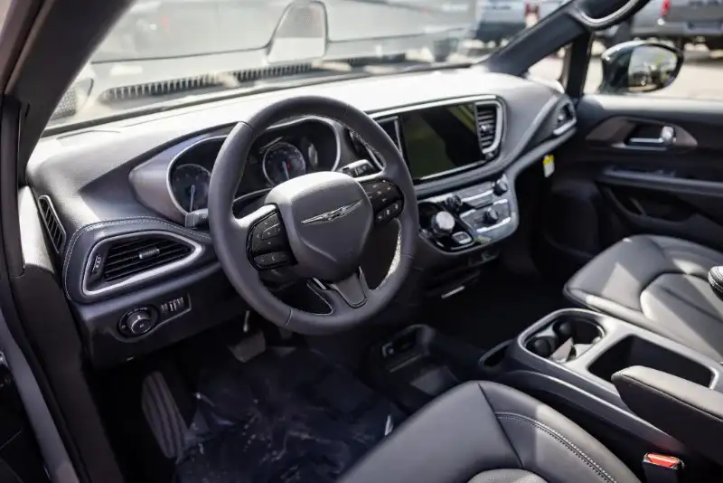 2026 Chrysler Pacifica Select AWD, stříbrná, 11 km, dovoz Kanada — foto 10 z 12