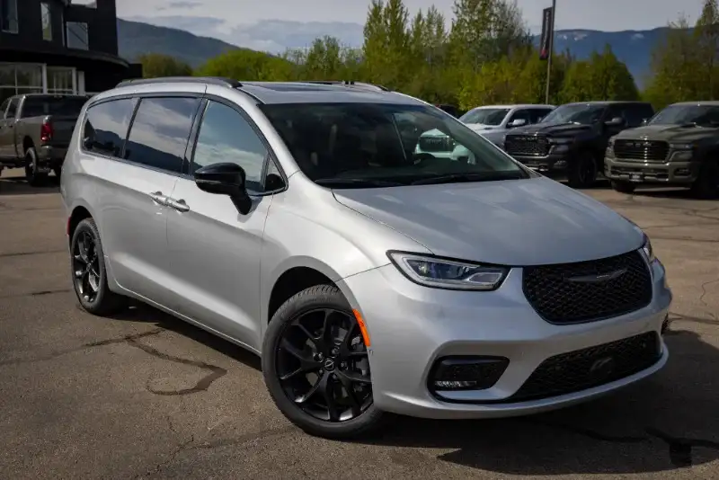 2026 Chrysler Pacifica Select AWD, stříbrná, 11 km, dovoz Kanada — foto 2 z 12