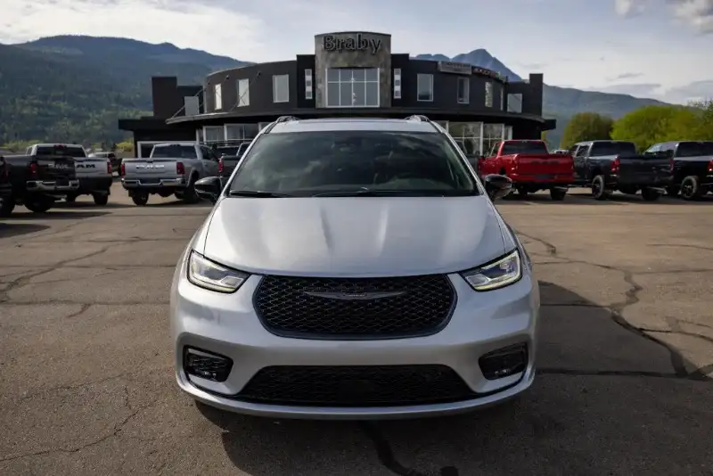 2026 Chrysler Pacifica Select AWD, stříbrná, 11 km, dovoz Kanada — foto 3 z 12