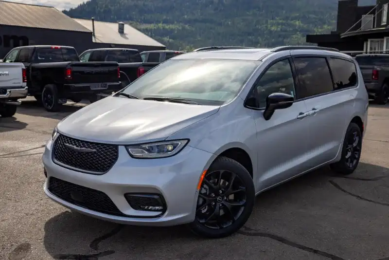 2026 Chrysler Pacifica Select AWD, stříbrná, 11 km, dovoz Kanada — foto 4 z 12