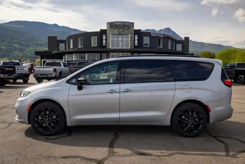2026 Chrysler Pacifica Select AWD, stříbrná, 11 km, dovoz Kanada — foto 5 z 12