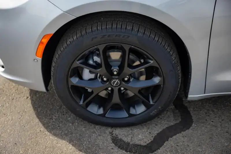 2026 Chrysler Pacifica Select AWD, stříbrná, 11 km, dovoz Kanada — foto 6 z 12