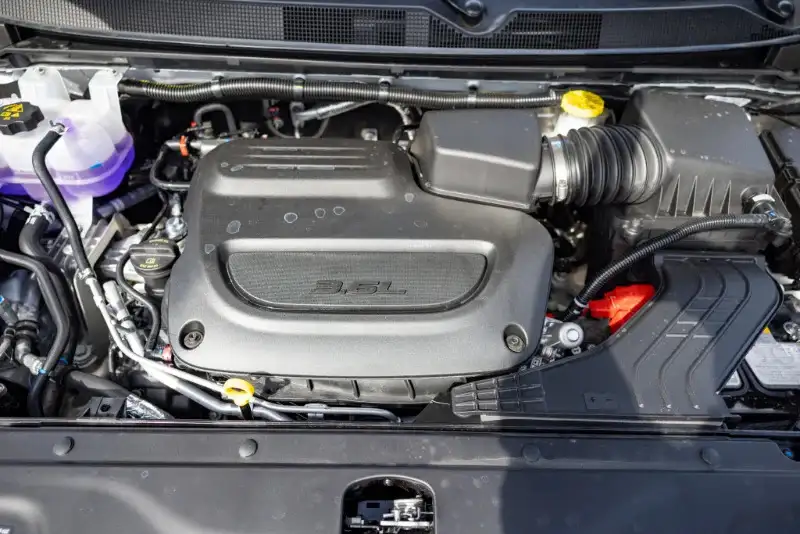 2026 Chrysler Pacifica Select AWD, stříbrná, 11 km, dovoz Kanada — foto 7 z 12