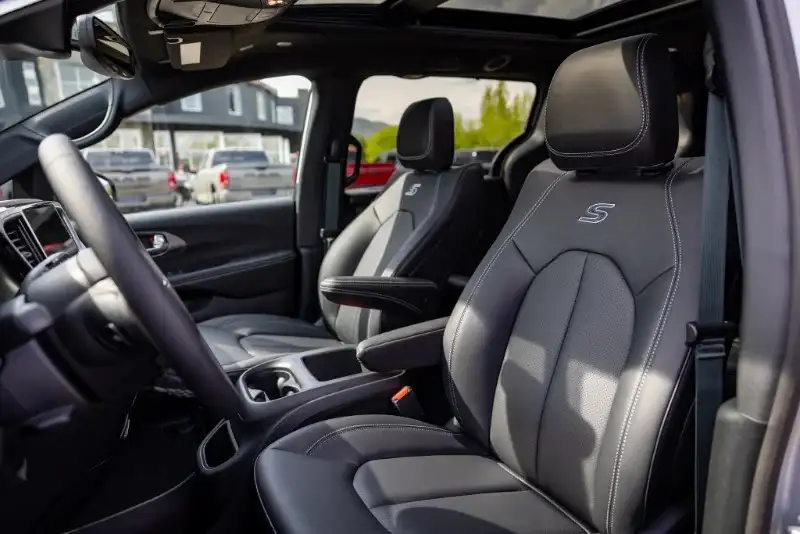 2026 Chrysler Pacifica Select AWD, stříbrná, 11 km, dovoz Kanada — foto 8 z 12