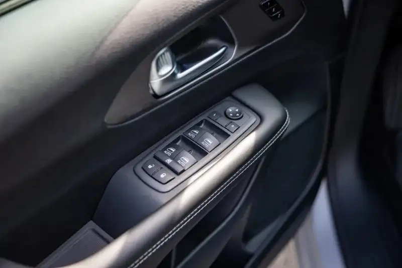 2026 Chrysler Pacifica Select AWD, stříbrná, 11 km, dovoz Kanada — foto 9 z 12