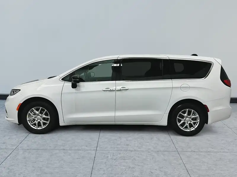 2026 Chrysler Pacifica select TI, bílá, 10 km, dovoz Kanada — foto 3 z 12
