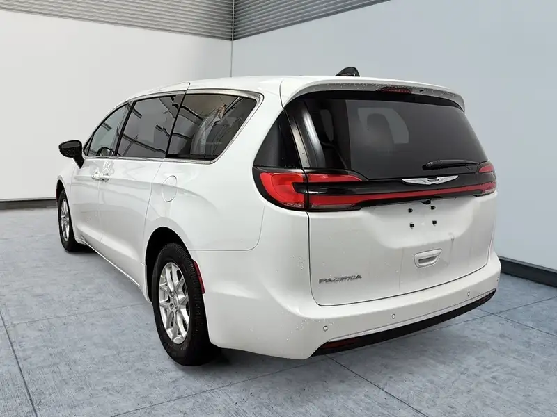 2026 Chrysler Pacifica select TI, bílá, 10 km, dovoz Kanada — foto 4 z 12