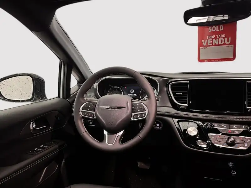 2026 Chrysler Pacifica select TI, bílá, 10 km, dovoz Kanada — foto 8 z 12