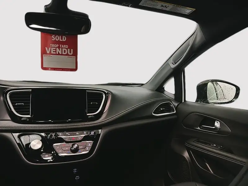 2026 Chrysler Pacifica select TI, bílá, 10 km, dovoz Kanada — foto 9 z 12