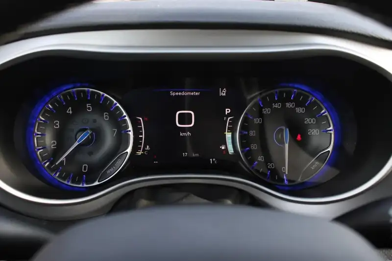 2026 Chrysler Pacifica SELECT, bílá, 0 km, dovoz Kanada — foto 11 z 12