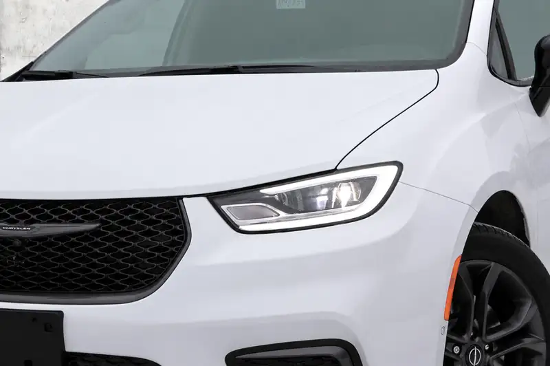 2026 Chrysler Pacifica SELECT, bílá, 0 km, dovoz Kanada — foto 8 z 12