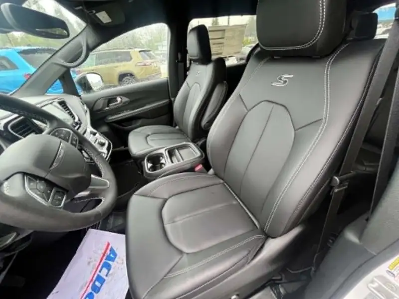 2027 Chrysler Pacifica SELECT, bílá, 21 km, dovoz Kanada — foto 10 z 12