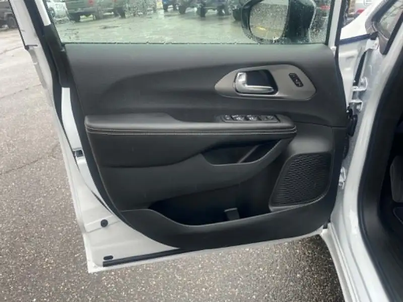 2027 Chrysler Pacifica SELECT, bílá, 21 km, dovoz Kanada — foto 11 z 12