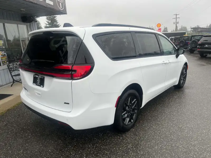 2027 Chrysler Pacifica SELECT, bílá, 21 km, dovoz Kanada — foto 3 z 12