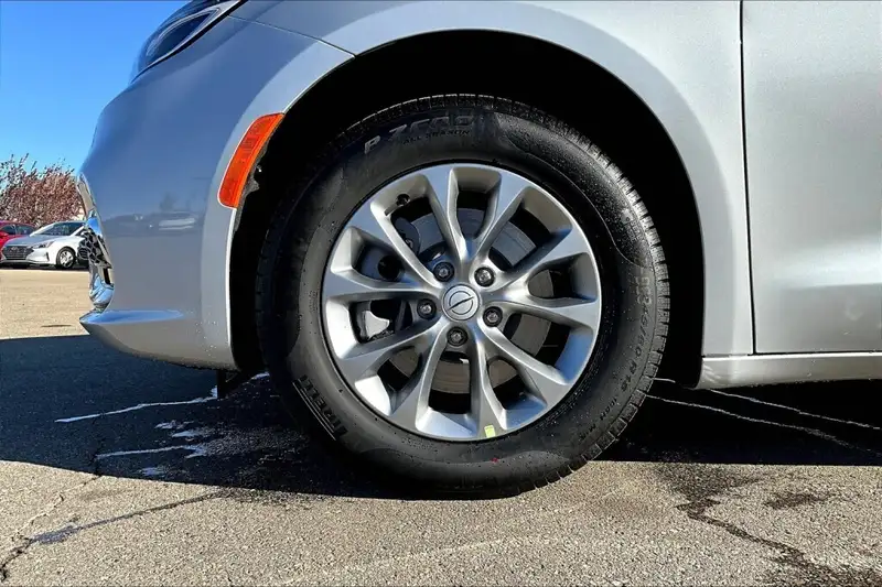 2026 Chrysler Pacifica Select, stříbrná, 0 km, dovoz Kanada — foto 12 z 12