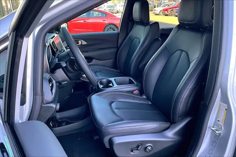 2026 Chrysler Pacifica Select, stříbrná, 0 km, dovoz Kanada — foto 9 z 12
