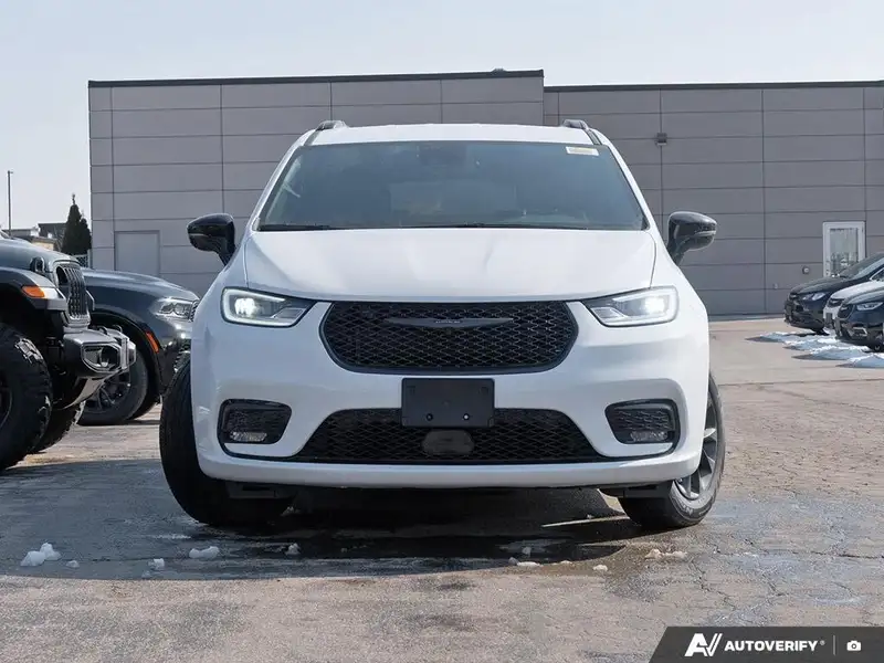 2026 Chrysler Pacifica Select, bílá, 0 km, dovoz Kanada — foto 2 z 12