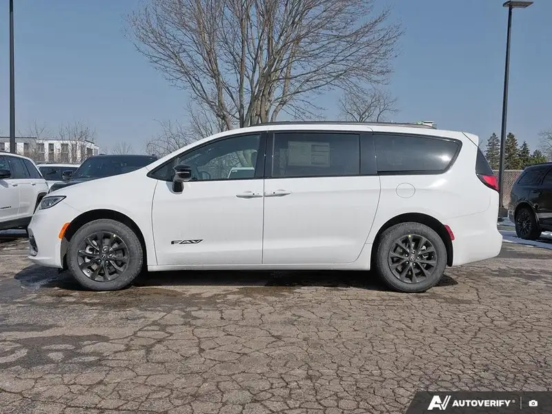2026 Chrysler Pacifica Select, bílá, 0 km, dovoz Kanada — foto 3 z 12