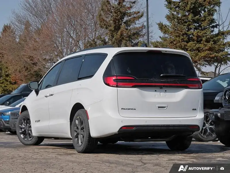 2026 Chrysler Pacifica Select, bílá, 0 km, dovoz Kanada — foto 4 z 12