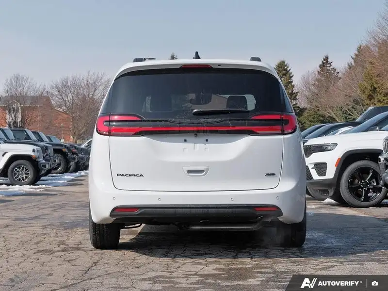 2026 Chrysler Pacifica Select, bílá, 0 km, dovoz Kanada — foto 5 z 12