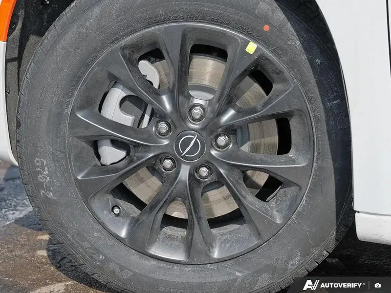 2026 Chrysler Pacifica Select, bílá, 0 km, dovoz Kanada — foto 6 z 12