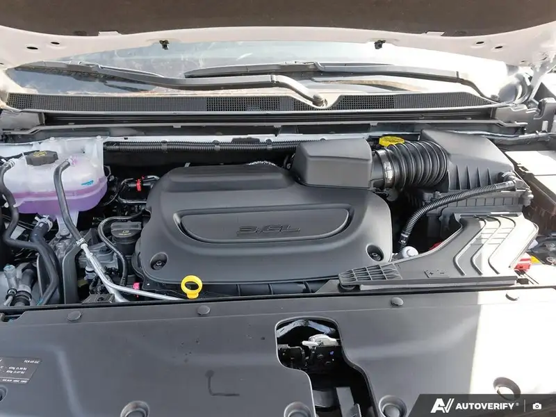 2026 Chrysler Pacifica Select, bílá, 0 km, dovoz Kanada — foto 8 z 12