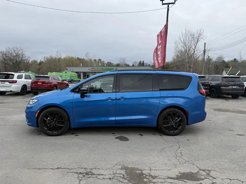 2026 Chrysler Pacifica Select S Appearance Package, modrá, 27 km, dovoz Kanada — foto 2 z 12