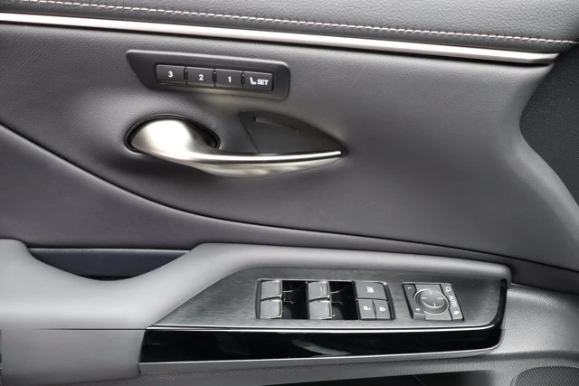 2025 Lexus ES LUXURY, stříbrná, 13 384 km, dovoz Kanada — foto 13 z 20