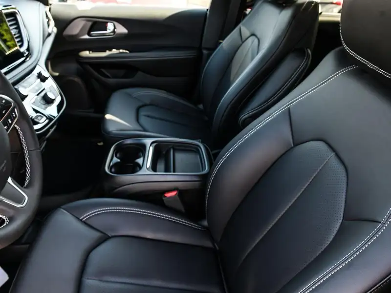 2027 Chrysler Pacifica Select, bílá, 0 km, dovoz Kanada — foto 10 z 12