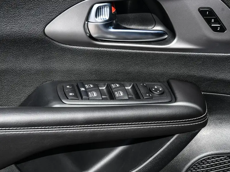 2027 Chrysler Pacifica Select, bílá, 0 km, dovoz Kanada — foto 11 z 12