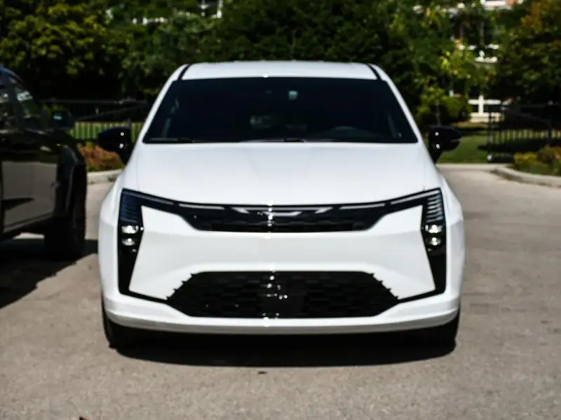 2027 Chrysler Pacifica Select, bílá, 0 km, dovoz Kanada — foto 2 z 12