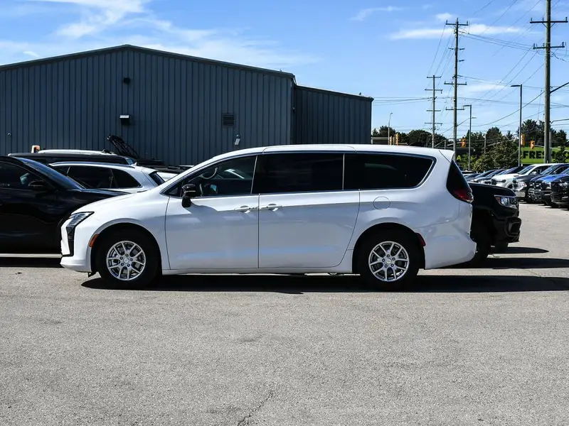 2027 Chrysler Pacifica Select, bílá, 0 km, dovoz Kanada — foto 3 z 12