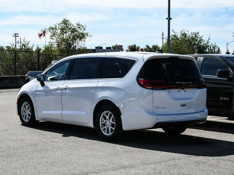 2027 Chrysler Pacifica Select, bílá, 0 km, dovoz Kanada — foto 4 z 12