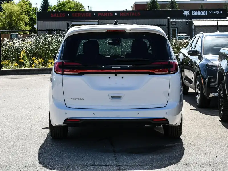 2027 Chrysler Pacifica Select, bílá, 0 km, dovoz Kanada — foto 5 z 12