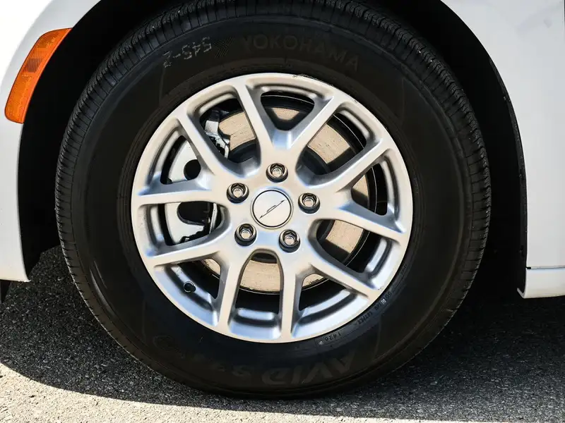 2027 Chrysler Pacifica Select, bílá, 0 km, dovoz Kanada — foto 7 z 12