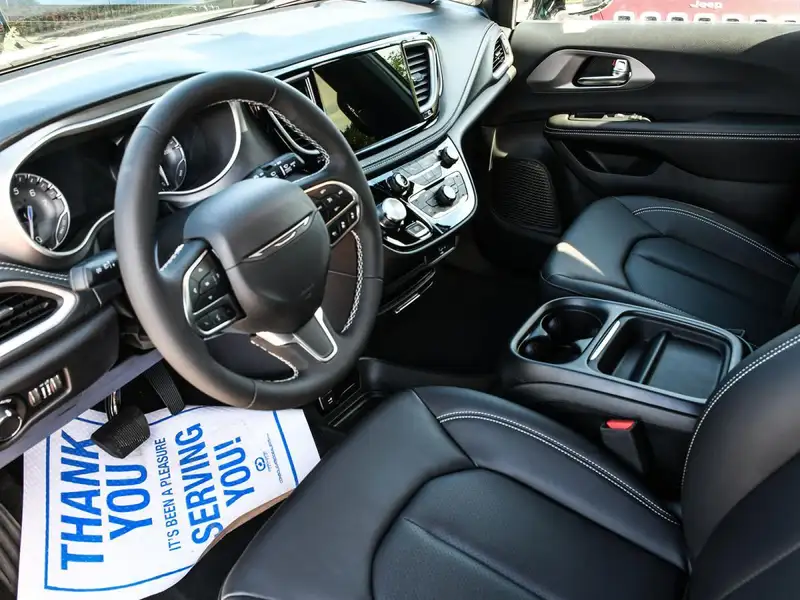 2027 Chrysler Pacifica Select, bílá, 0 km, dovoz Kanada — foto 9 z 12