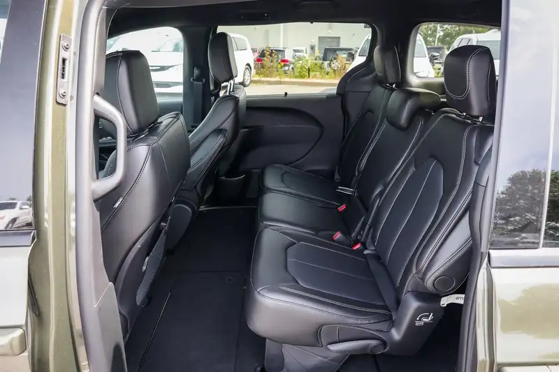 2027 Chrysler Pacifica SELECT, zelená, 50 km, dovoz Kanada — foto 10 z 12