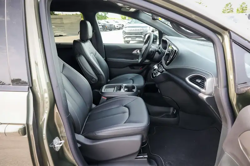 2027 Chrysler Pacifica SELECT, zelená, 50 km, dovoz Kanada — foto 12 z 12