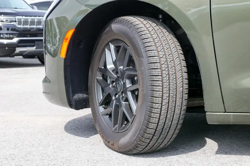 2027 Chrysler Pacifica SELECT, zelená, 50 km, dovoz Kanada — foto 8 z 12