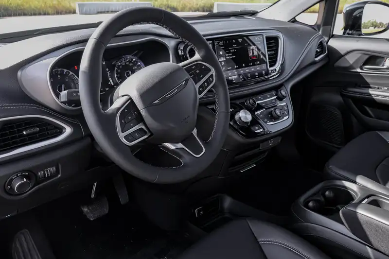 2027 Chrysler Pacifica Select AWD, bílá, 30 km, dovoz Kanada — foto 10 z 12