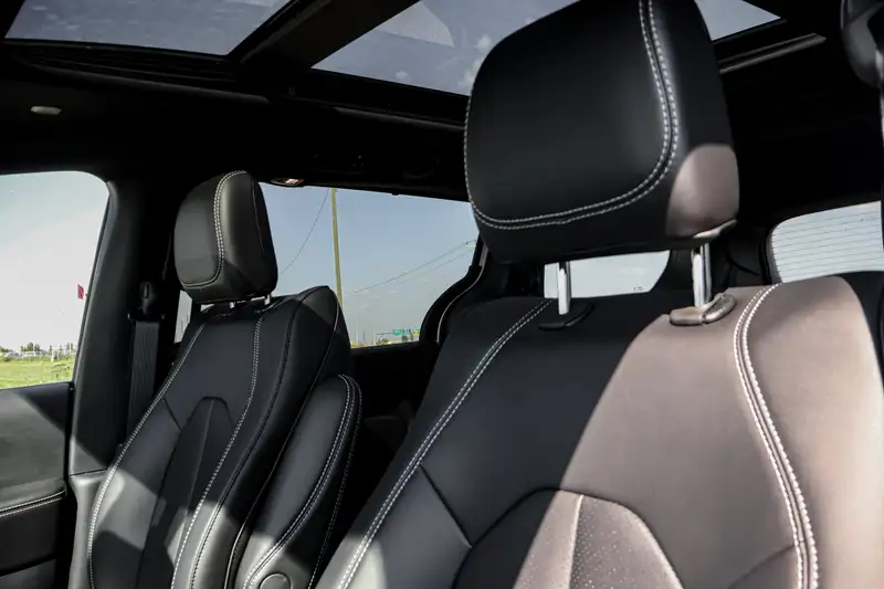 2027 Chrysler Pacifica Select AWD, bílá, 30 km, dovoz Kanada — foto 11 z 12
