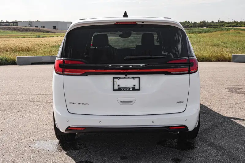 2027 Chrysler Pacifica Select AWD, bílá, 30 km, dovoz Kanada — foto 3 z 12