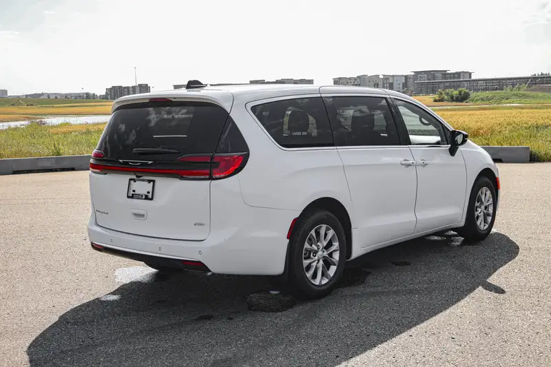 2027 Chrysler Pacifica Select AWD, bílá, 30 km, dovoz Kanada — foto 4 z 12