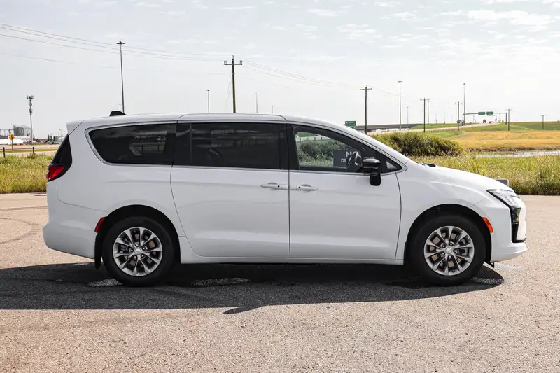 2027 Chrysler Pacifica Select AWD, bílá, 30 km, dovoz Kanada — foto 5 z 12