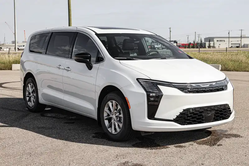 2027 Chrysler Pacifica Select AWD, bílá, 30 km, dovoz Kanada — foto 6 z 12