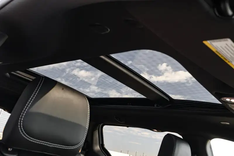 2027 Chrysler Pacifica Select AWD, bílá, 30 km, dovoz Kanada — foto 8 z 12
