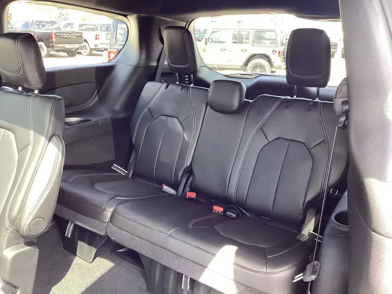 2027 Chrysler Pacifica Select Awd, zelená, 25 km, dovoz Kanada — foto 9 z 12