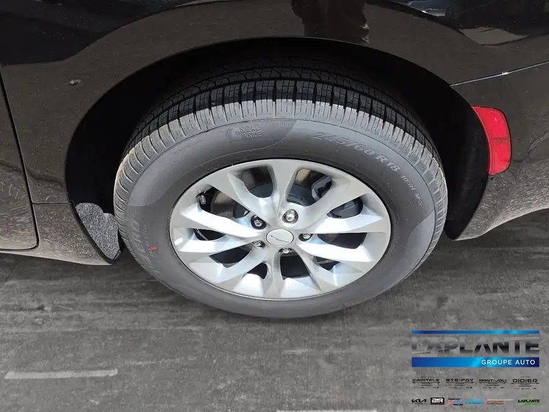 2027 Chrysler Pacifica Select AWD, černá, 10 km, dovoz Kanada — foto 7 z 12